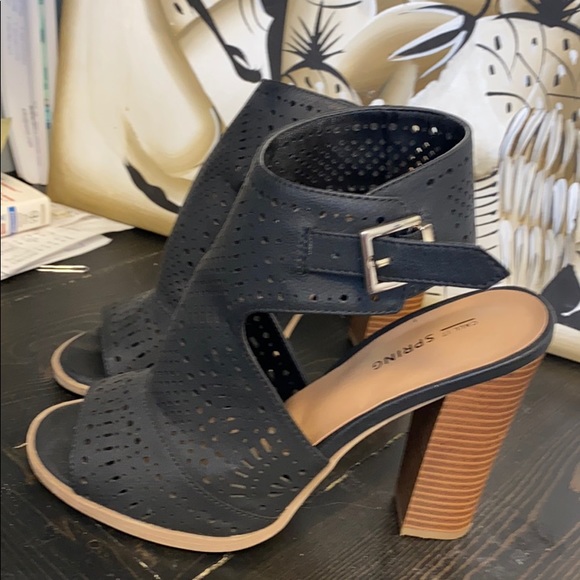 Size 7.5 women’s black heel sandals - Picture 2 of 3